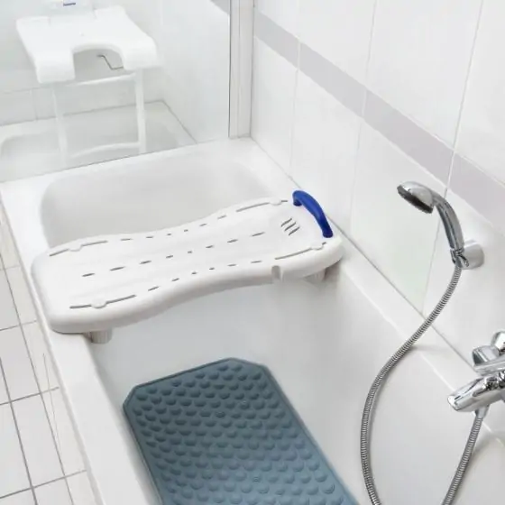 planche de bain installée dans une baignoire
