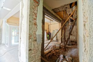 travaux de rénovation pour adapter l'intérieur d'une maison