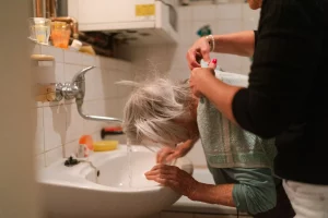 Adapter sa routine d'hygiène, personne en perte d'autonomie